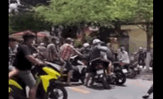 CLIP: Cận cảnh vụ nổ súng bắn người trước cổng TAND tỉnh Tiền Giang