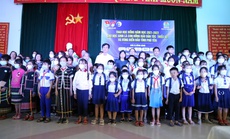 Quỹ Từ thiện Kim Oanh trao tặng 1000 suất học bổng tại 6 tỉnh miền Trung