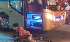 CLIP: Tài xế xe khách bị đâm gục ở TP HCM