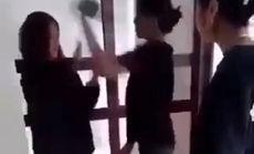 Xôn xao clip nữ sinh bị đánh hội đồng túi bụi trong nhà vệ sinh
