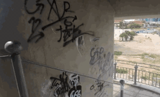 VIDEO: Cầu Thủ Thiêm 2 bị bôi bẩn
