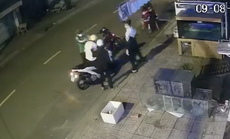 CLIP: Bốn người vây đánh một người ở TP HCM, nghi cướp xe