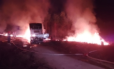 Quảng Bình: Xe tải đang chở 10 tấn gỗ bị cháy trơ khung