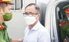 CLIP: Cựu bí thư Bình Dương Trần Văn Nam cùng các đồng phạm bị dẫn giải tới tòa