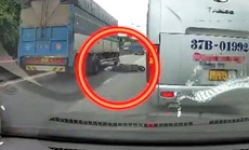 CLIP: Thoát chết trong “gang tấc” khi ngã xuống ngay đầu xe tải đang chạy