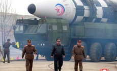 Tổng thống Hàn Quốc vừa "chìa cành ô liu", Triều Tiên bắn liền 2 tên lửa