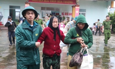 Người dân Quảng Nam được đưa đi sơ tán tránh bão Noru
