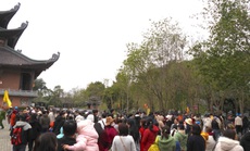 Hàng ngàn người đội mưa rét dự khai hội ở ngôi chùa lớn nhất Việt Nam