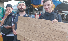 CLIP: Ngỡ ngàng với 3 người đàn ông ngoại quốc đi xin tiền ở Phú Quốc