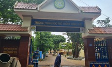 Nữ sinh dùng guốc đánh vào đầu bạn đổ máu ngay trong trường