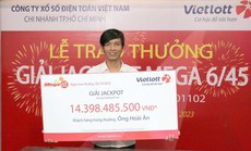 Một người đến từ TP HCM không đeo mặt nạ khi nhận giải Jackpot của Vietlott