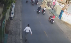 CLIP: Người đàn ông ở TP HCM bất lực chạy bộ đuổi theo kẻ cướp