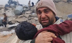 Thảm họa động đất: Ám ảnh ánh mắt bé gái mất cả gia đình