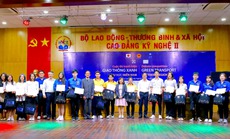 Sinh viên trổ tài tranh biện