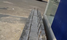 Chông trên vỉa hè