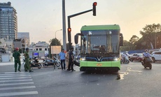 TP HCM: Xe buýt điện và xe máy va chạm gần chợ Bến Thành