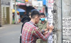 Buộc 2 thanh niên gỡ sạch những tờ rơi "cho vay" đã dán