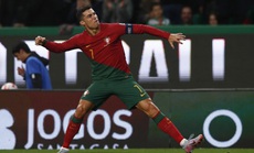 Lập kỷ lục siêu đỉnh, Ronaldo vẫn bị chê yếu bóng vía