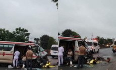 Xe cứu thương chở người chết tông đuôi xe buýt, 2 người bị thương nặng