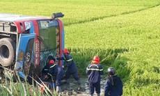 Lật xe khách, tài xế chết tại chỗ