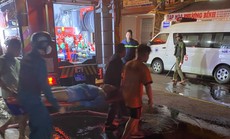 Phá tường, cứu 2 người trong đám cháy giữa trung tâm Đà Nẵng