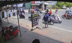 Clip: Người đàn ông nghi dân quân tự vệ dùng gậy đánh nam học sinh