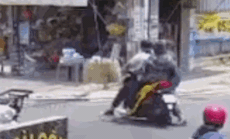 Clip: Người đàn ông nghi dân quân tự vệ dùng gậy đánh nam học sinh
