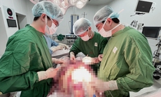Báo động đỏ để cứu sống người đàn ông bị 5 vết đâm