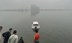 Hà Nội: Chiếc xế hộp do người phụ nữ điều khiển bất ngờ lao xuống hồ Tây
