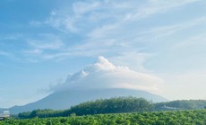 Núi Bà Đen tiếp tục xuất hiện “đĩa bay mây” khiến du khách thích thú