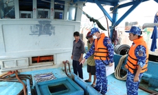 Cảnh sát biển 4 phát hiện tàu vận chuyển 30.000 lít dầu trái phép