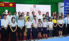 Trao học bổng, bảo trợ học tập cho sinh viên khó khăn, trẻ mồ côi