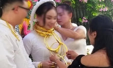 Cô dâu đeo vàng trĩu cổ, nhận 5 tỉ đồng trong ngày lễ nạp tài