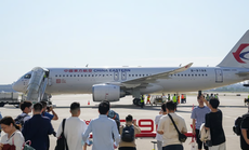 Máy bay Trung Quốc tự chế tạo hoàn thành chuyến bay thương mại đầu tiên