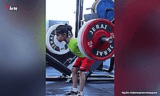 Sốc với cô bé 8 tuổi nâng được tạ 60 kg