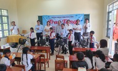 Báo chí thường trú Phú Yên cùng nhà tài trợ mang niềm vui đến học sinh vùng cao