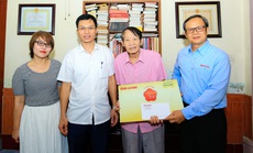 Mai vàng tri ân thăm, tặng quà nhà báo, nhà văn Văn Hiền
