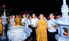 Thắp nến cầu nguyện hòa bình tại chùa Đại Tuệ