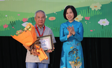Nhà văn Trần Đức Tiến nhận giải "Hiệp sĩ Dế Mèn"