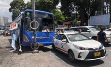 TP HCM: Đầu xe buýt biến dạng sau sự cố trên đường