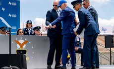 Tổng thống Biden ngã trên sân khấu Học viện Không quân