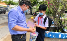 Đi xe buýt, nhiều em nhỏ bất ngờ nhận quà ngày Quốc tế thiếu nhi