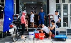 Người dân đi xin từng xô nước dưới cái nóng 40 độ C