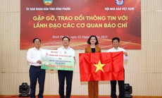 Báo Người Lao Động tặng tỉnh Bình Phước 15.000 lá cờ Tổ quốc, 50 suất học bổng