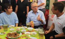 Thủ tướng Úc uống bia hơi với đậu rán, lạc luộc