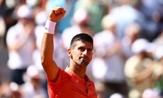 Djokovic vào tứ kết Roland Garros, vượt qua kỷ lục của Nadal