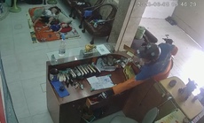 Hình ảnh người đàn ông phạm pháp trong nhà nghỉ trước mặt 2 trẻ