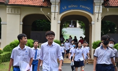 Ngày đầu thi lớp 10: Có thí sinh mở tài liệu, mang điện thọai vào phòng thi