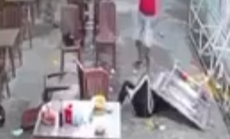 CLIP: Người phụ nữ bị đánh dã man tại quán ăn