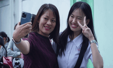 VIDEO: Xin nghỉ phép để "cùng con thi lớp 10"